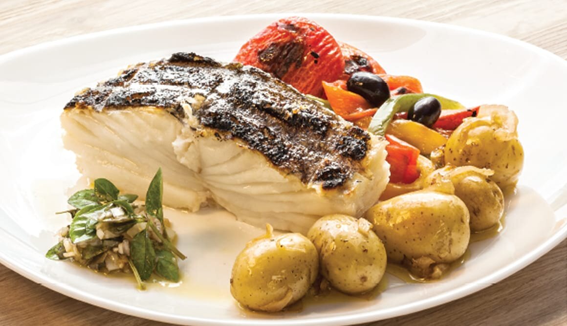 Bacalhau da Noruega grelhado com tomates e pimentões assados