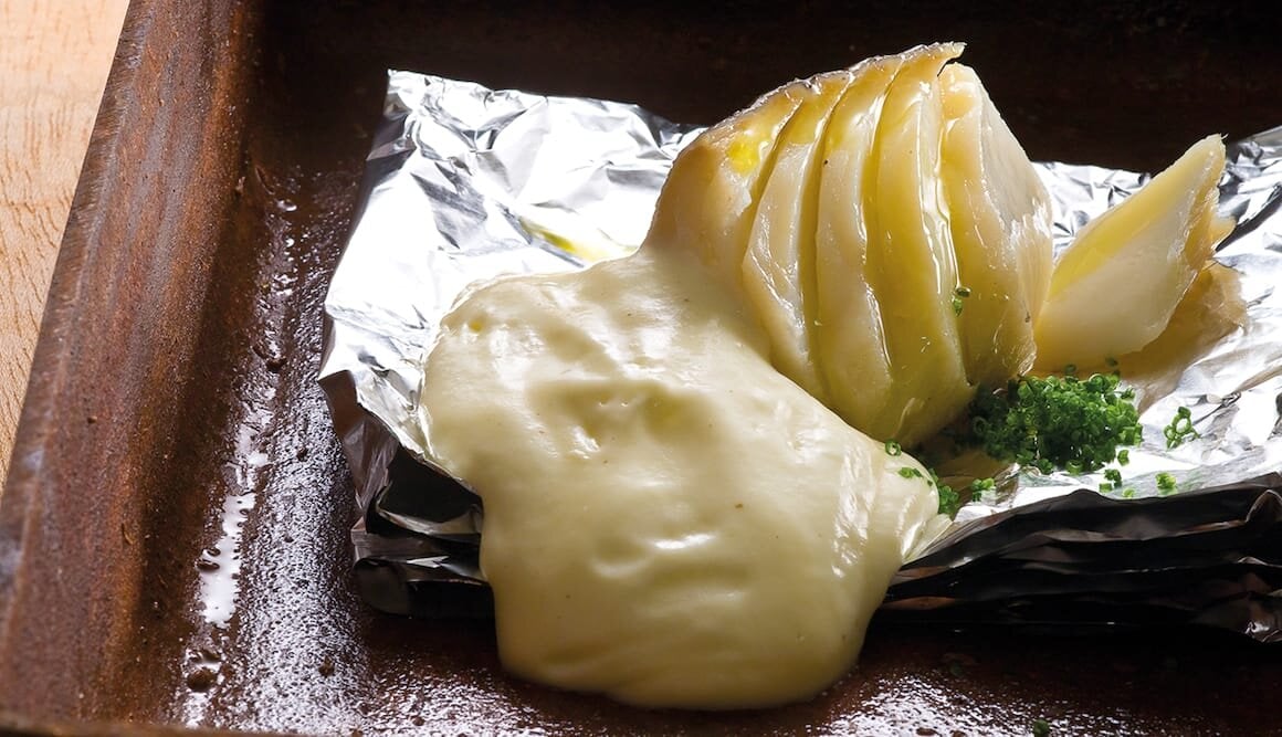 Bacalhau cozido a baixa temperatura, lascado com espuma de batata