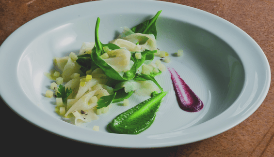 Lâminas de bacalhau, azeite de espinafre, redução de vinagre e maçã em salada