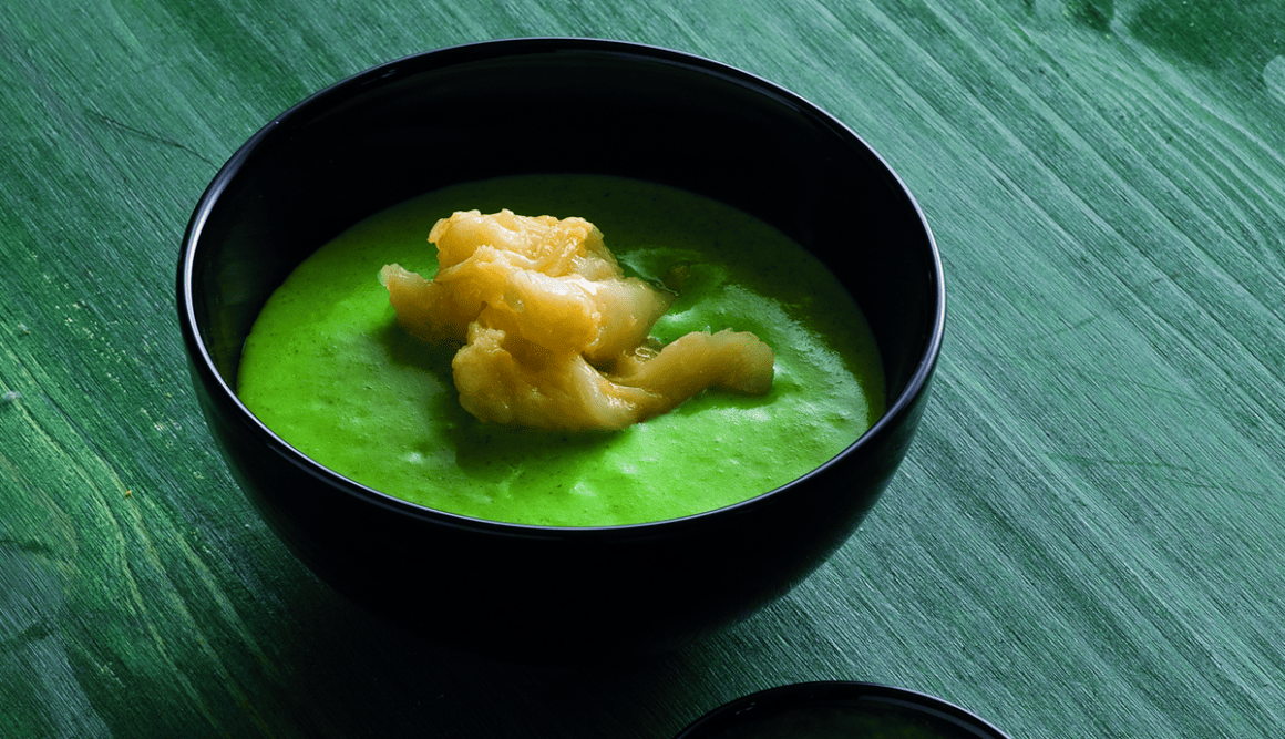Ovos com bacalhau e creme frio de aspargos
