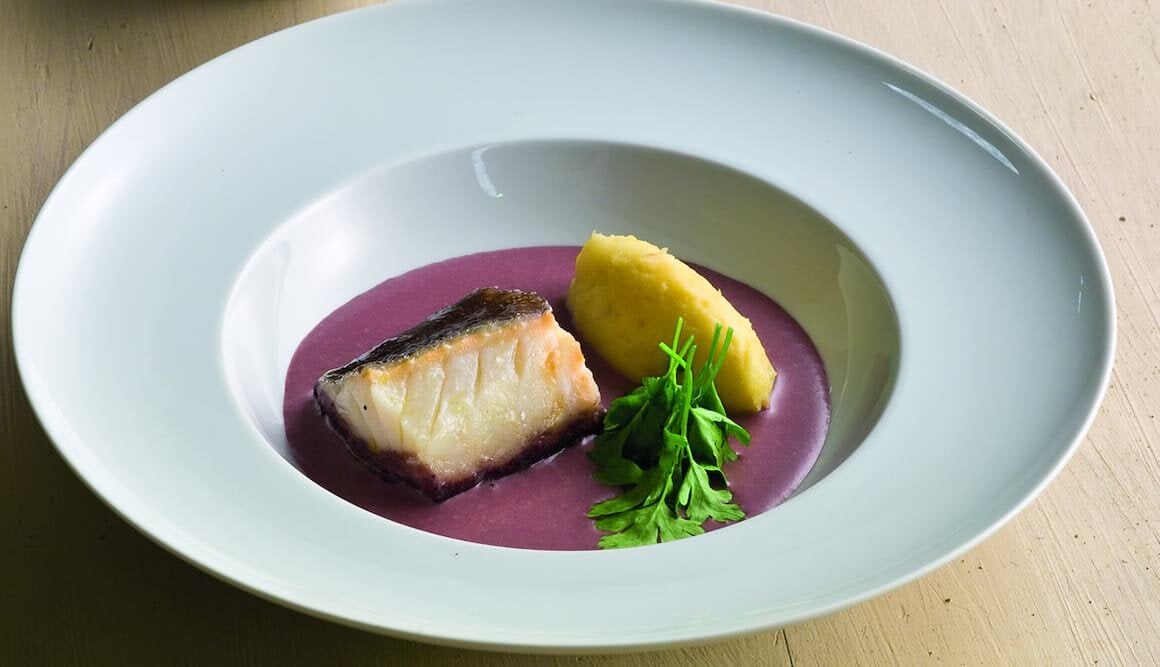 Bacalhau da Noruega cozido em vinho do porto vintage com purê de batatas assadas no forno