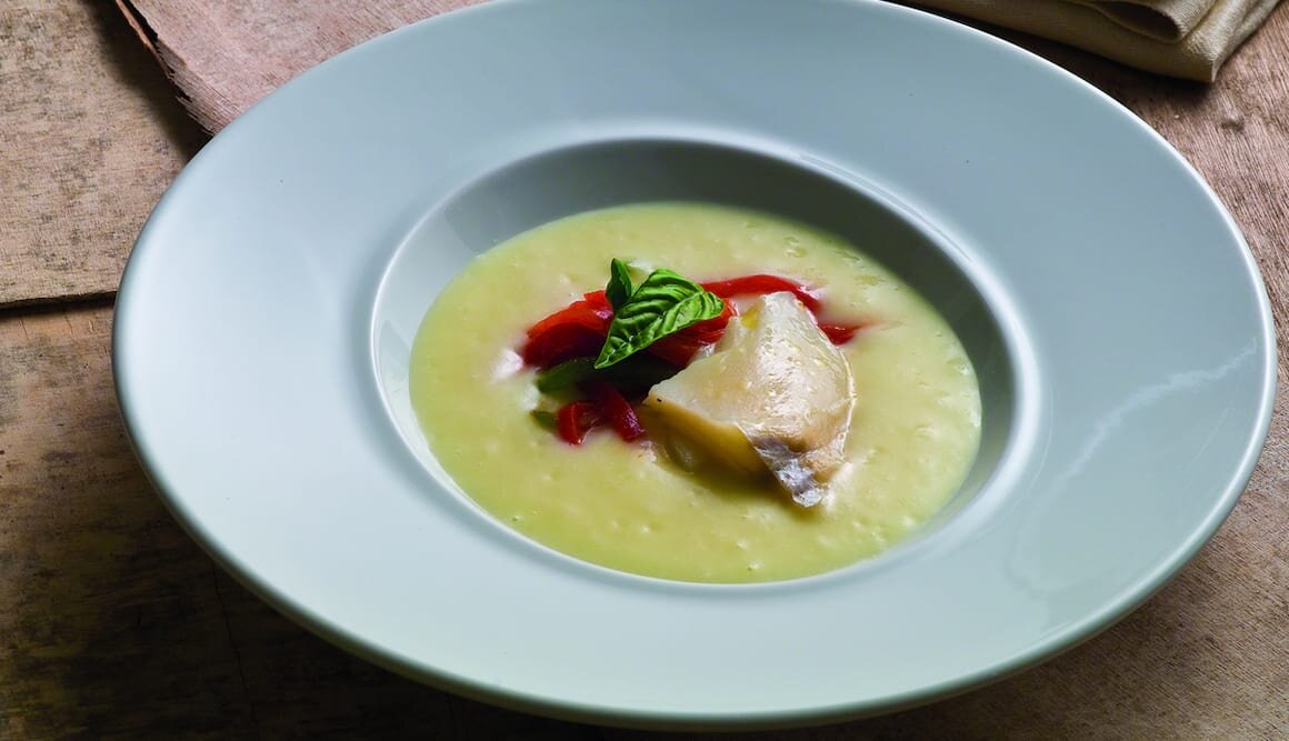 Sopa de mandioca com bacalhau e pimentões de duas cores