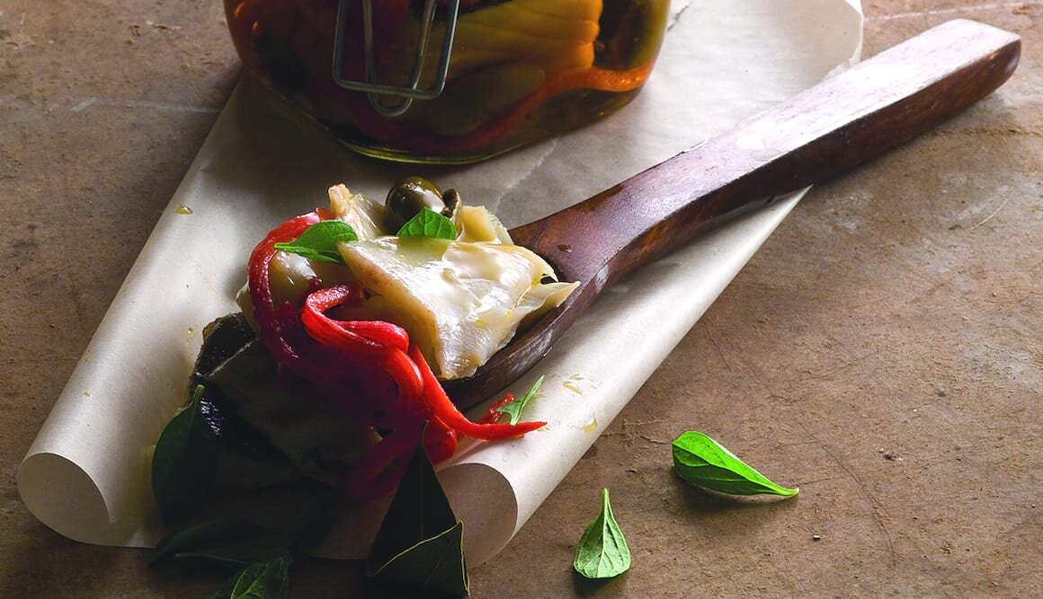 Confit de bacalhau, azeitonas verdes e pimentões vermelhos