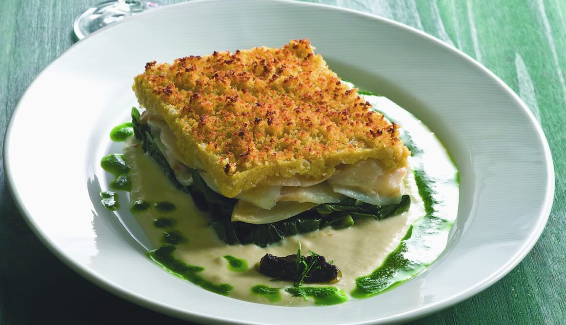 Bacalhau lascado com brotos e crosta de broa de milho portuguesa