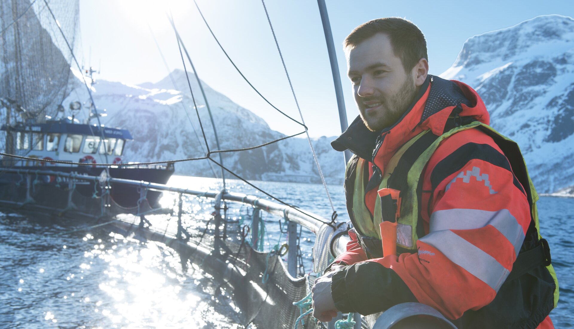 Homem em uma caneta marítima