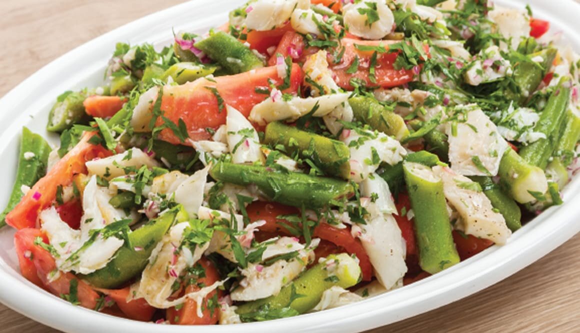 Salada de Bacalhau da Noruega grelhado, quiabos e tomate