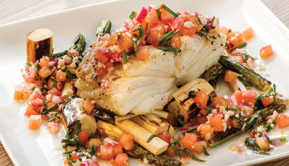 Bacalhau da Noruega grelhado com palmito e aspargos assados e vinagrete