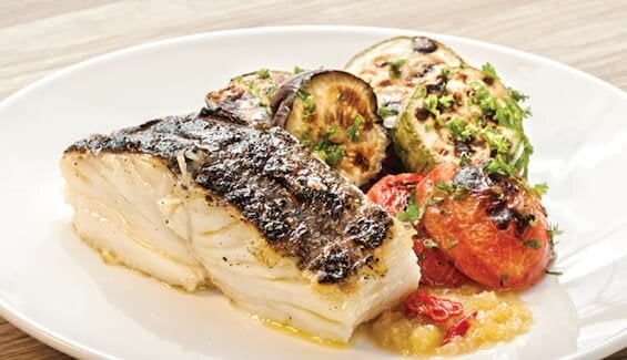 Bacalhau da Noruega grelhado com compota de limão e pimenta dedo-de-moça e legumes grelhados