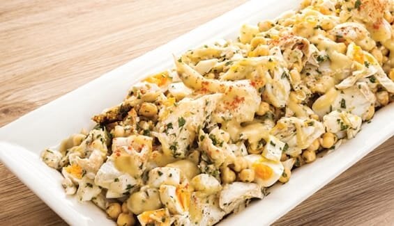 Salada fria de Bacalhau da Noruega grelhado, grão-de-bico e vinagrete de maçã