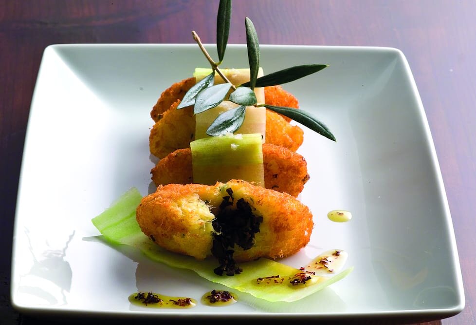 Bolinhos de Bacalhau da Noruega e azeitona, pepino e azeite picante