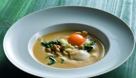 Creme de grão-de-bico com bacalhau, espinafre e salsa