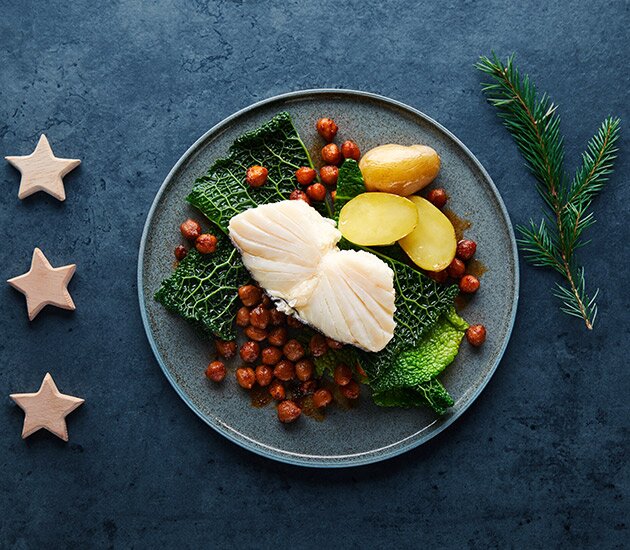 Bacalhau da Noruega cozido, couve e grão-de-bico crocante