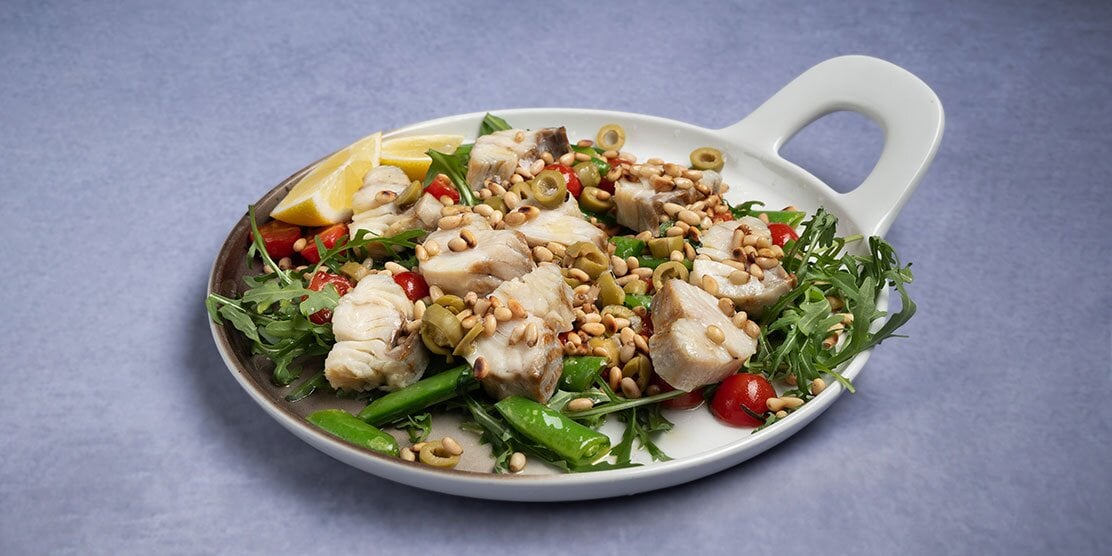 Salada com Saithe salgado seco da Noruega, castanhas e limão siciliano