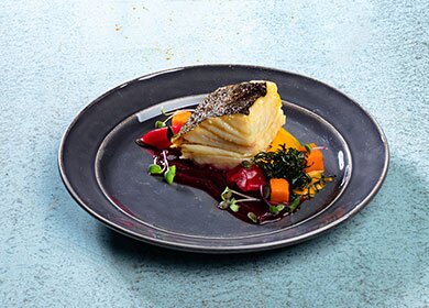 Bacalhau da Noruega assado com puré de abóbora e beterraba