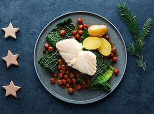 Bacalhau da Noruega cozido, couve e grão-de-bico crocante