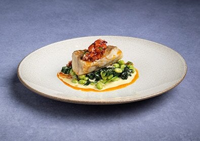 Bacalhau da Noruega tipo saithe assado com creme de ervilha, feijão-fava e vinagrete de tomate