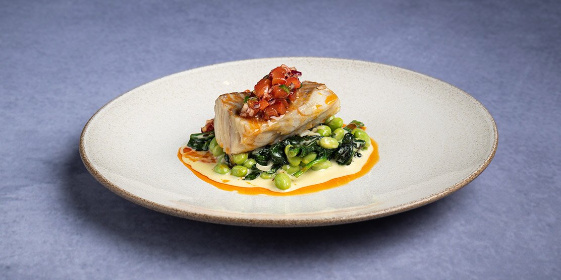 Bacalhau da Noruega tipo saithe assado com creme de ervilha, feijão-fava e vinagrete de tomate