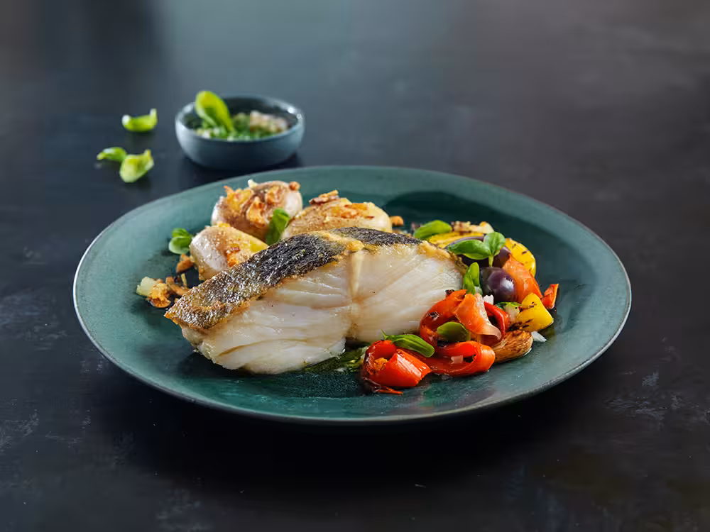 Bacalhau da Noruega grelhado com legumes e batatas esmagadas