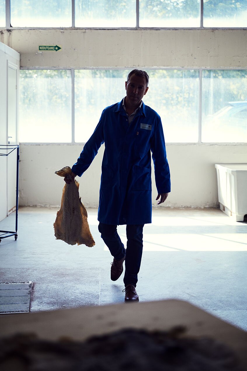 Jakob Dybvik carregando bacalhau.