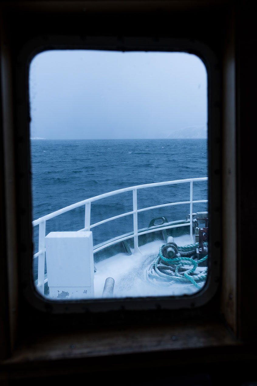 Olhando pela janela do barco